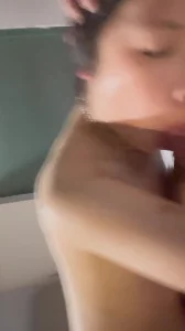 04年反差清纯女大 我可以射在里面嘛～