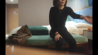 肉感十足的44岁气质老师酒店偷情各种姿势无套内射